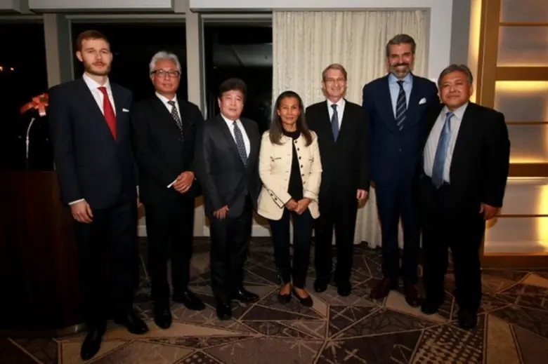 ดร.ฮาราลด์ ลิงค์ ประธาน บี.กริม (ที่ 5 จากซ้าย) พร้...