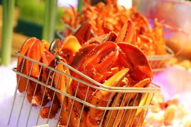 อิ่มหนำไปกับหลากหลายเมนูอาหารท้องถิ่นเลิศรสสูตรดั้งเดิม พร้อมขบวนอาหารทะเลสดใหม่ตัวโต ในค่ำคืน “สตรีท แอนด์ ซีฟู้ด ไนท์” ณ ห้องอาหารเน็กซ์ทู คาเฟ่ โรงแรมแชงกรี-ลา กรุงเทพฯ