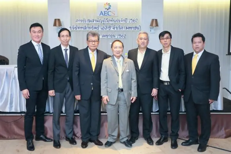 หม่อมราชวงศ์ สมลาภ กิติยากร ( กลาง ) ประธ...