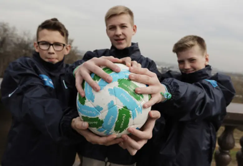 โรงเรียนและโรงเรียนกีฬาในกว่า 50 ประเทศทั...