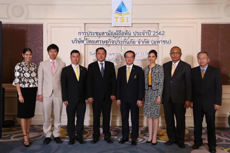 นายธนพล บุญวรุตม์ (ที่ 4 จากขวา) ประธานคณ...