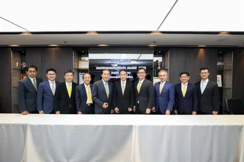 นายเสรี จินตนเสรี (ที่ 5 จากขวา ) ประธานก...