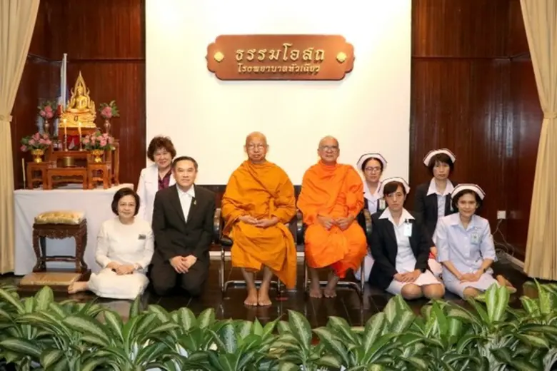 พระครูพิพิธธรรมวาที (นั่ง : ขวา) ผู้ช่วยเ...