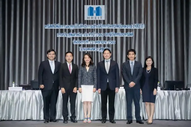 นางสาวจรีพร จารุกรสกุล (กลางซ้าย) ประธานก...