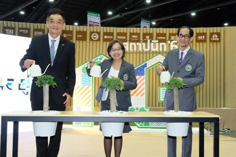 นายอัชชพล ดุสิตนานนท์ (ขวา) นายกสมาคมสถาป...