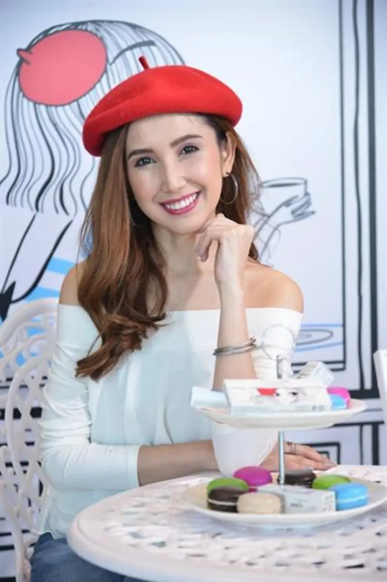 ซัมเมอร์แบบนี้จะมีอะไรเหมาะไปกว่าเมคอัพสี...