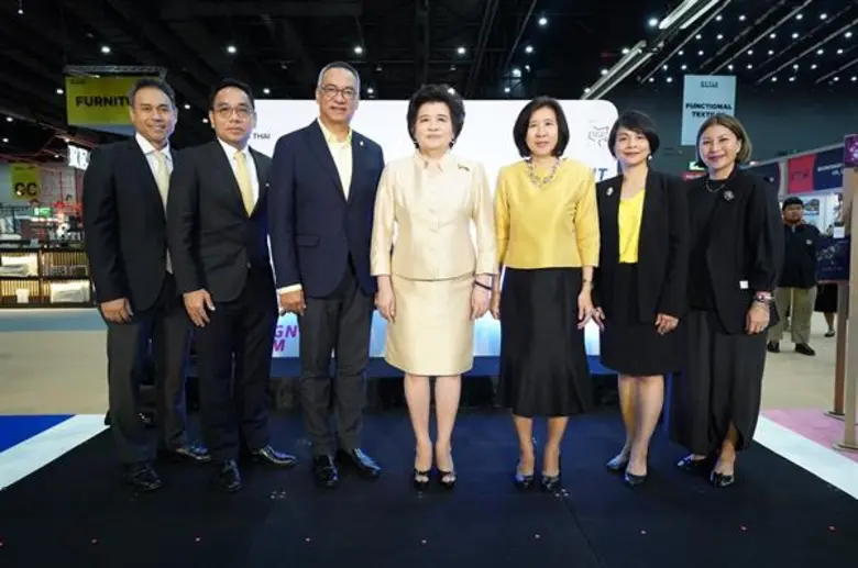 (จากซ้าย) ม.ล.คฑาทอง ทองใหญ่ นักวิชาการพา...