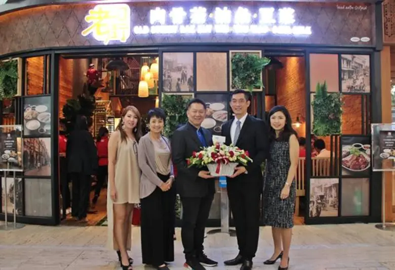 นายสมพล ตรีภพนารถ กรรมการผู้จัดการธุรกิจศูนย์การค้า...