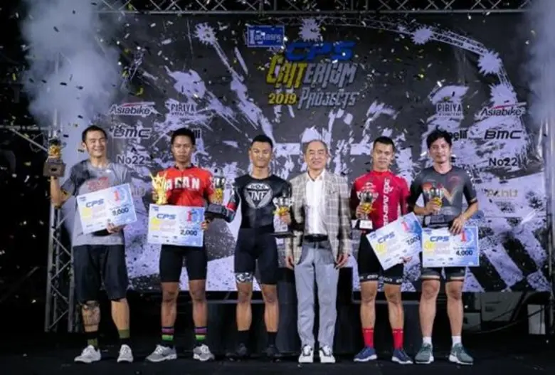 นายสามารถ จิรพัฒนกุล (ที่ 3 จากขวา) กรรมก...