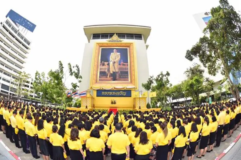 การบินไทยจัดพิธีถวายเครื่องราชสักการะถวายพระพรชัยมงคล พร้อมทั้งจัดกิจกรรมแปรอักษร เฉลิมพระเกียรติฯ เนื่องในโอกาสมหามงคลพระราชพิธีบรมราชาภิเษก