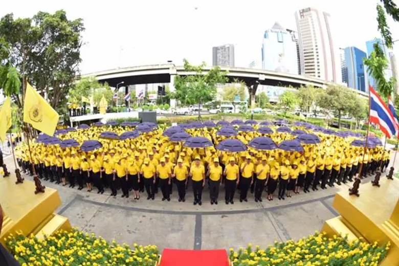 การบินไทยจัดพิธีถวายเครื่องราชสักการะถวายพระพรชัยมงคล พร้อมทั้งจัดกิจกรรมแปรอักษร เฉลิมพระเกียรติฯ เนื่องในโอกาสมหามงคลพระราชพิธีบรมราชาภิเษก