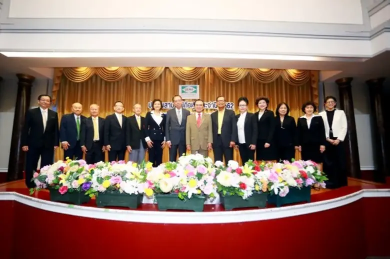 นายวิเชียร รัตนะพีระพงศ์ (ที่ 7 จากขวา) ป...