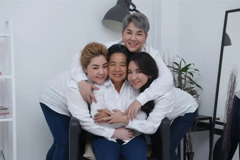 “บุ๊คโกะ” ควักเงินกว่า 2 ล้าน พาแม่วัย 65 ไปอัพสวยทั้งหน้าที่เกาหลี