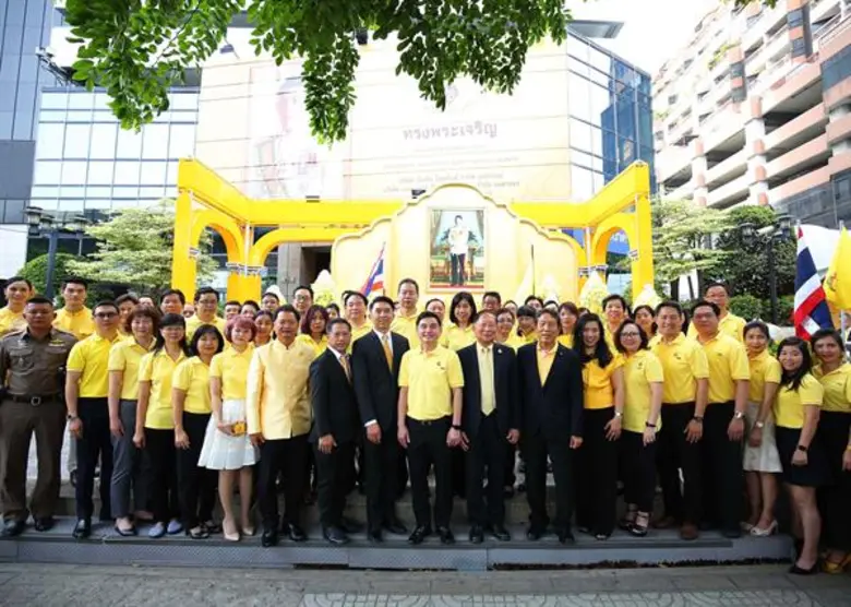 คณะผู้บริหาร และพนักงานเอไอเอส ร่วมถวายความจงรักภักดี แด่พระบาทสมเด็จพระเจ้าอยู่หัว เนื่องในโอกาสพระราชพิธีบรมราชาภิเษก พุทธศักราช ๒๕๖๒