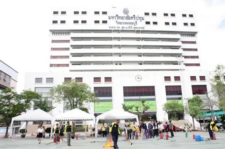 นักศึกษาสาขาวิชาคอมพิวเตอร์ธุรกิจชั้นปี 4 คณะเทคโนโ...