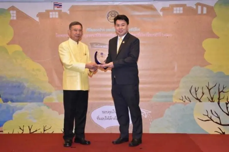 พลอากาศเอก ประจิน จั่นตอง (ซ้าย) รองนายกร...