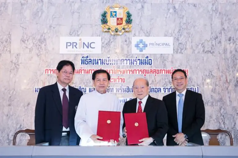 นพ.พงษ์ศักดิ์ วิทยากร (ที่ 2 จากขวา) ประธ...