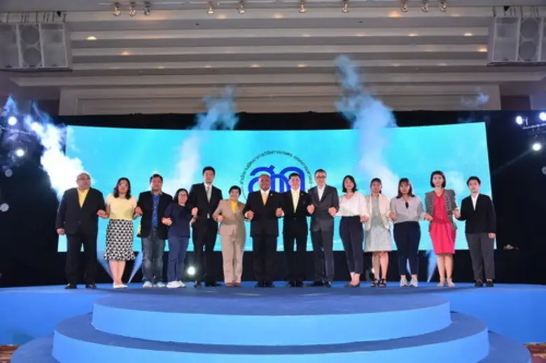 นายอนันต์ สุวรรณรัตน์ (ที่เจ็ดจากซ้าย) ปล...