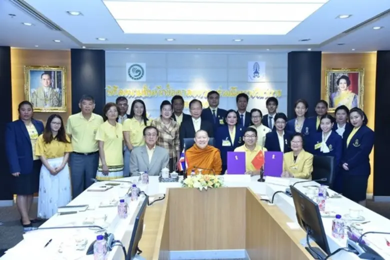 รศ. ดร.คุณหญิงสุมณฑา พรหมบุญ อธิการบดี สถ...