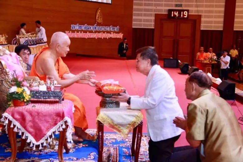 ที่ปรึกษาอธิการบดี ม.ศรีปทุม ถวายสักการะท...