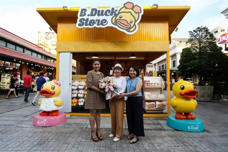 นางสาวภัทรพรรณ มีแต้ม (ซ้าย) และ นางสาวพั...