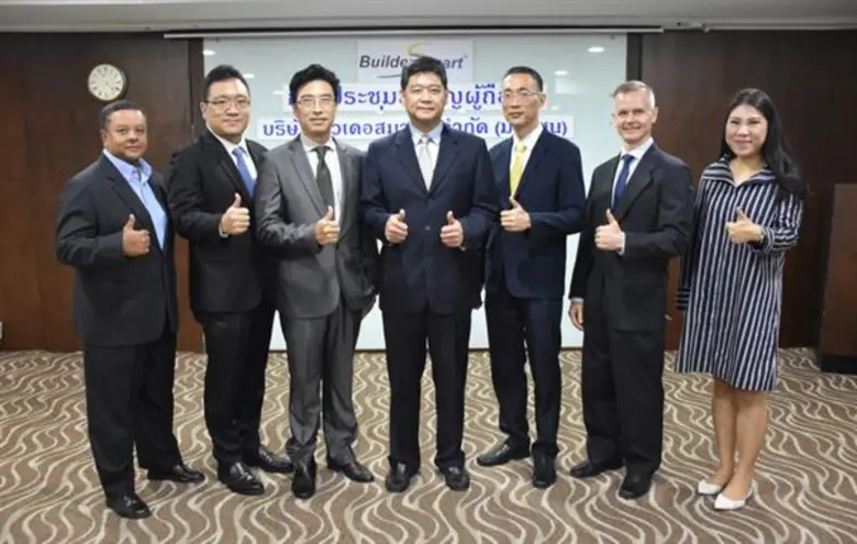 นายเอนก พิเชฐพงศา (กลาง) ประธานกรรมการ เป...