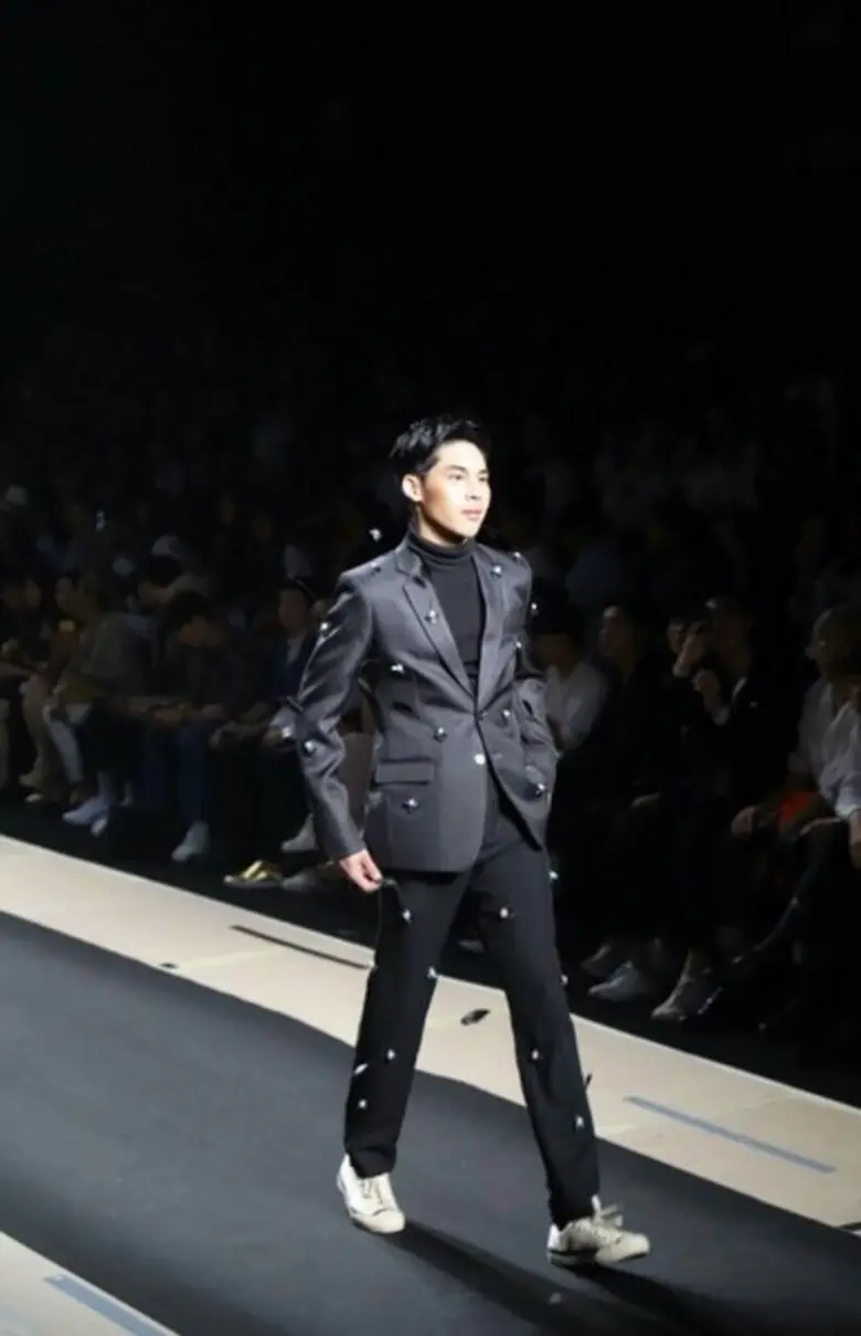 “ทิว นรรัตน์” ปรากฏตัวอย่างเฉิดฉายในงานรันเวย์แฟชั่นวีคระดับโลก BIFW 2019