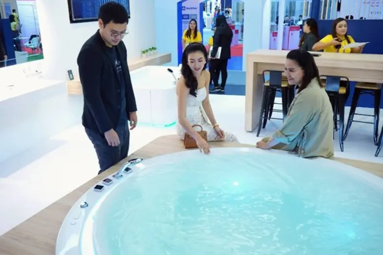 แพนเค้ก เขมนิจ เยี่ยมชมบูธสุขภัณฑ์คริสตินา งานสถาปนิก'62