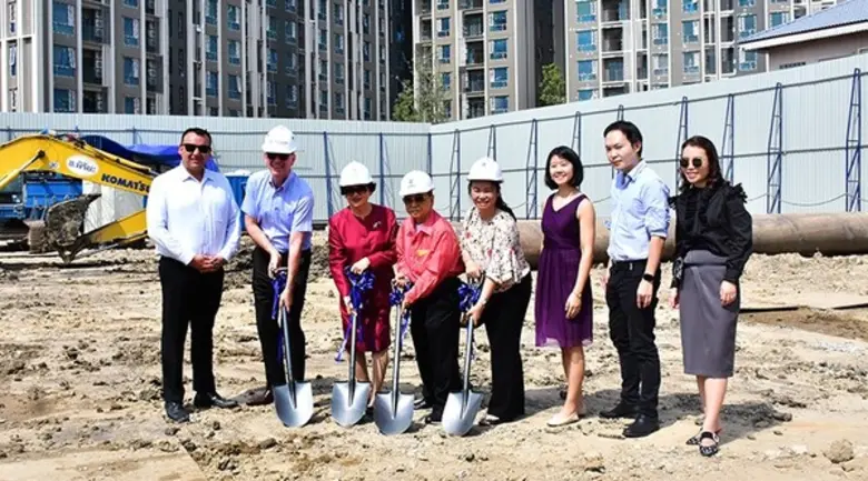 คุณกฤษฎา ฐิติปุญญา (ที่ 4 จากซ้าย) และ คุ...