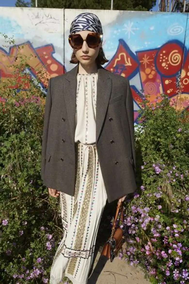 เป็นแบรนด์แฟชั่นที่คงคอนเซปต์ "ความสง่างา...