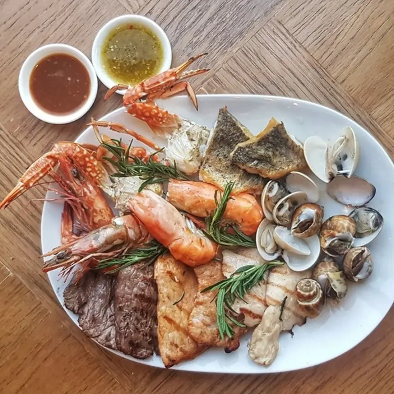 บุฟเฟ่ต์อาหารทะเล “ปากน้ำ ซีฟู้ด มาร์เกต” ที่พระยา คิทเช่น	