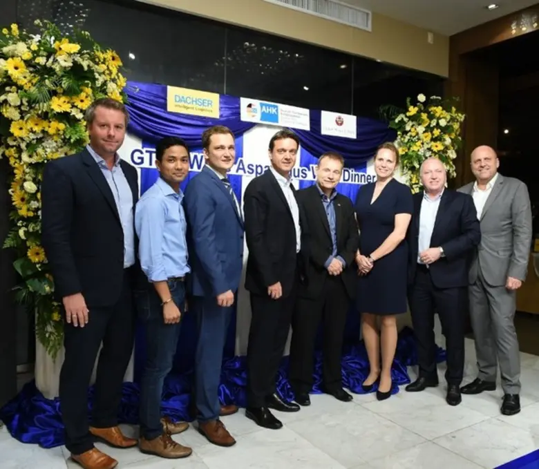 ห้องอาหารริเวอร์ไซด์ กริลล์ โรงแรมรอยัล อ...