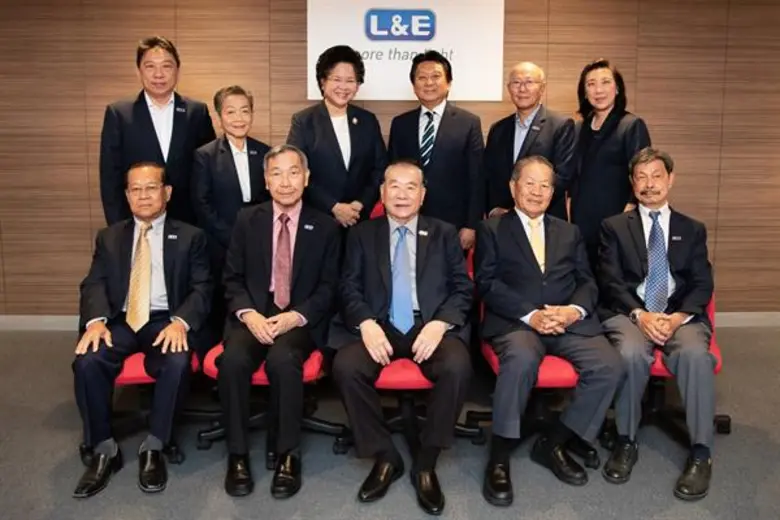 คุณยงค์ ทรัพย์ทวยชน (กลาง) ประธานกรรมการ ...