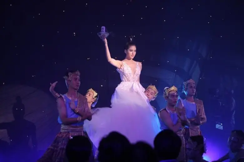 ถูกทาบทามให้มาเดินแบบในงานเลี้ยงเปิดตัวแบ...