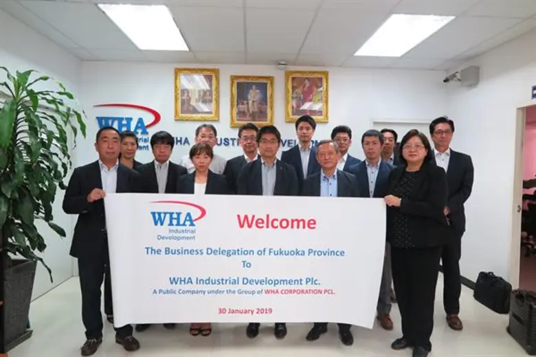 นางสาวลัดดา โรจนาวิไลวุฒิ (แถวหน้า ขวาสุด...