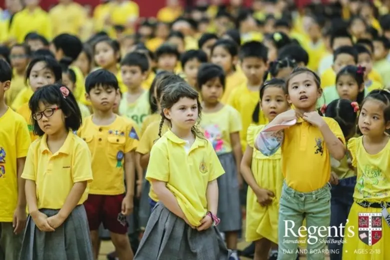 โรงเรียนนานาชาติรีเจ้นท์กรุงเทพฯ จัดพิธีถวายเครื่องราชสักการะวางพานพุ่มถวายพระพรชัยมงคลเนื่องในโอกาสมหามงคลพระราชพิธีบรมราชาภิเษก