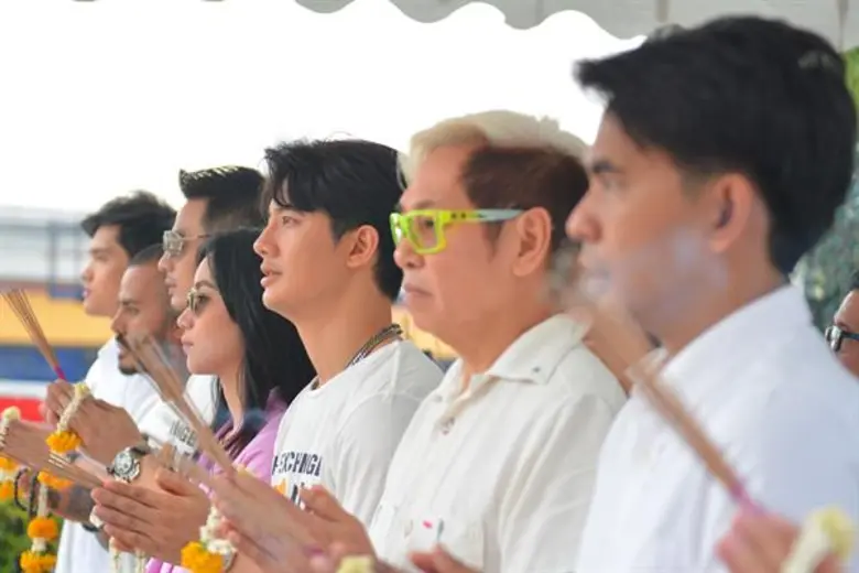 “โมโน ออริจินอลส์” จับคู่ “เป้-คิทตี้” ลงจอ MONO29-MONOMAX ฤกษ์ดี!! บวงสรวง “ดิ เอ็กซ์เชนจ์ 13 คน ปล้นอันตราย”