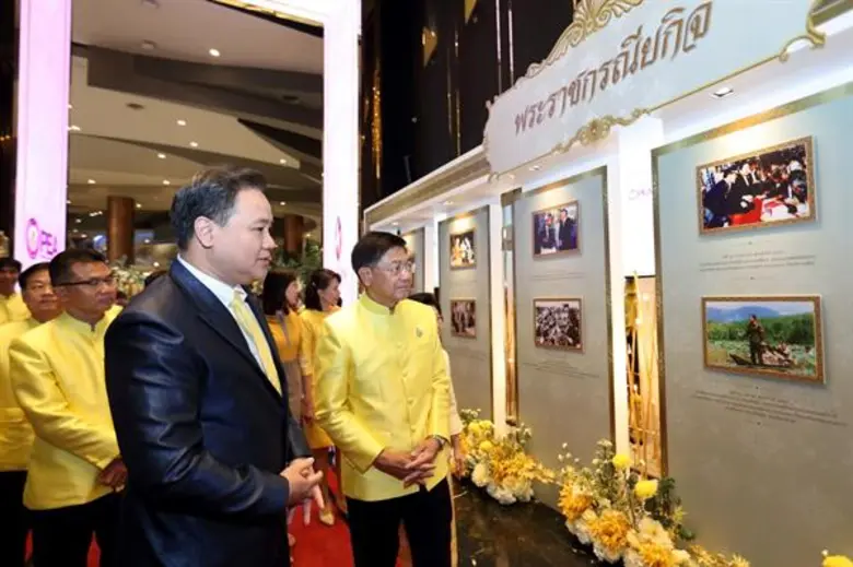 เหล่าเซเลบริตี้รวมดวงใจถวายความจงรักภักดีเนื่องในโอกาสมหามงคลพระราชพิธีบรมราชาภิเษกพระบาทสมเด็จพระเจ้าอยู่หัว ในงานแถลงข่าวเปิดตัวภาพยนตร์ประกอบบทเพลงสรรเสริญพระบารมี