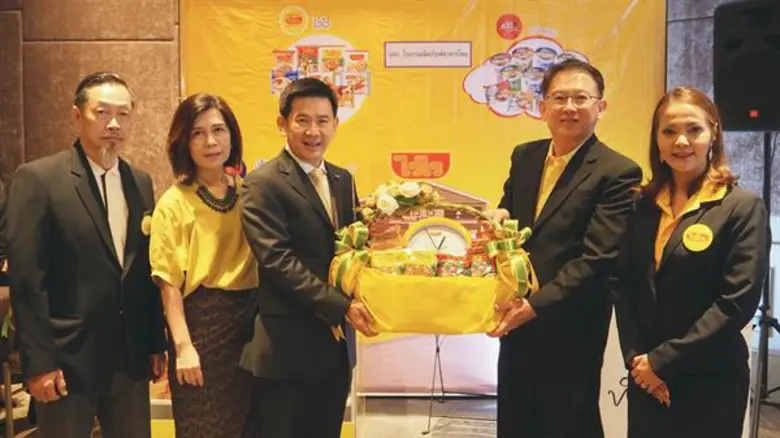 นายสมบูรณ์ โรจน์วิลาวัลย์ (ที่ 4 ซ้าย) ผู...