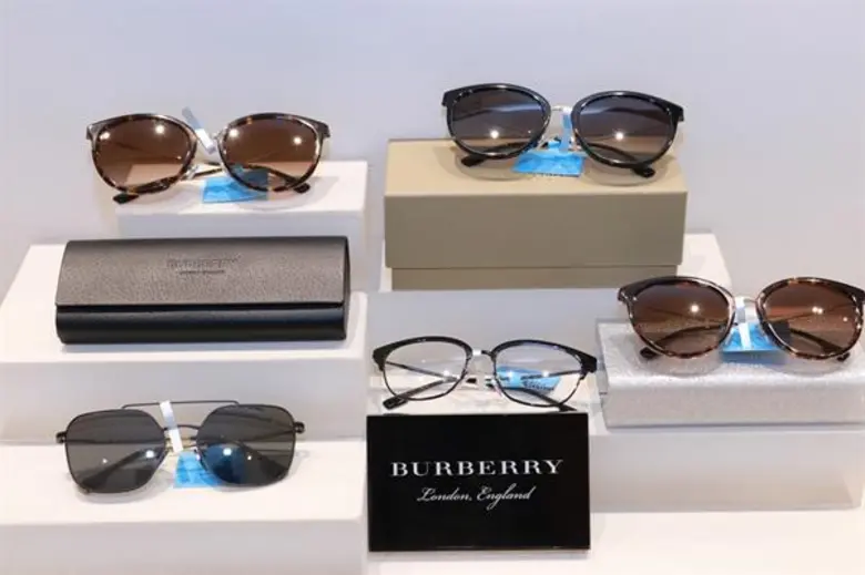 แว่นท็อปเจริญ จัดหนักขนทัพแว่นหรู “BURBERRY” จากเมืองผู้ดีอังกฤษ เอาใจสายไฮเอนด์ตัวจริง วันนี้ – 31 พ.ค. นี้เท่านั้น!!