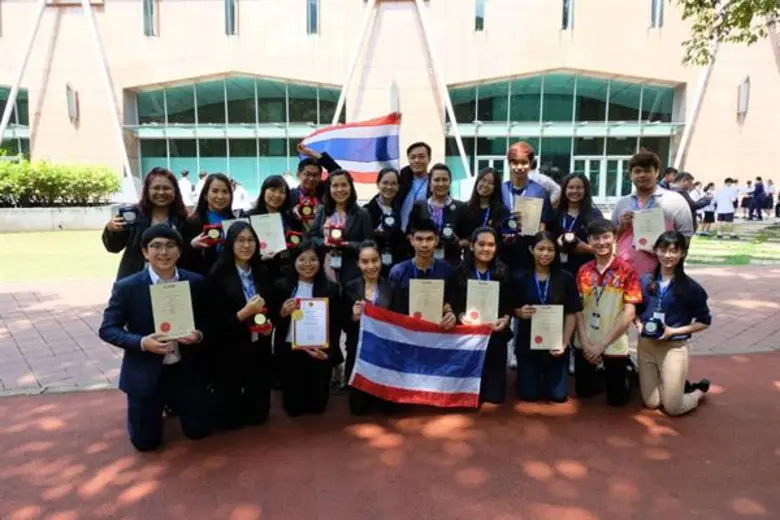 นักศึกษาและอาจารย์ คณะวิทยาศาสตร์และเทคโน...