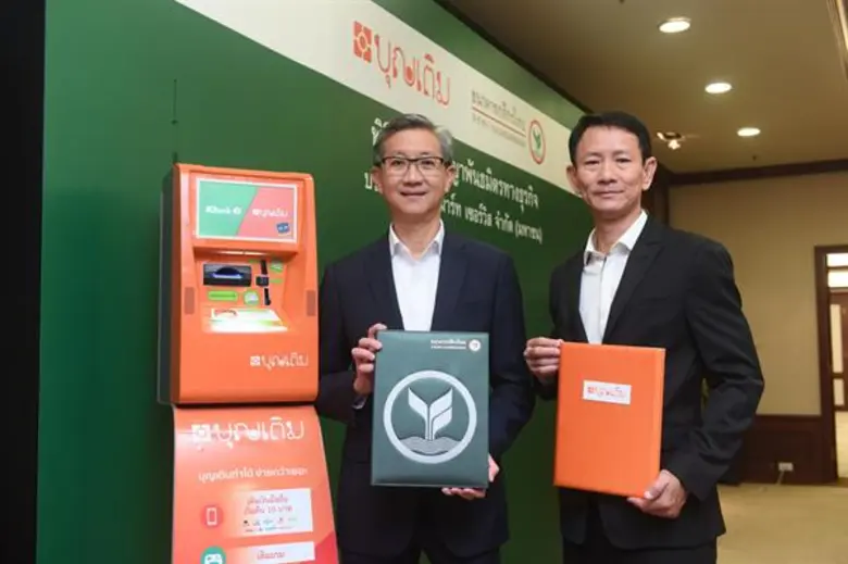 นายศีลวัต สันติวิสัฎฐ์ (ซ้าย) รองกรรมการผ...