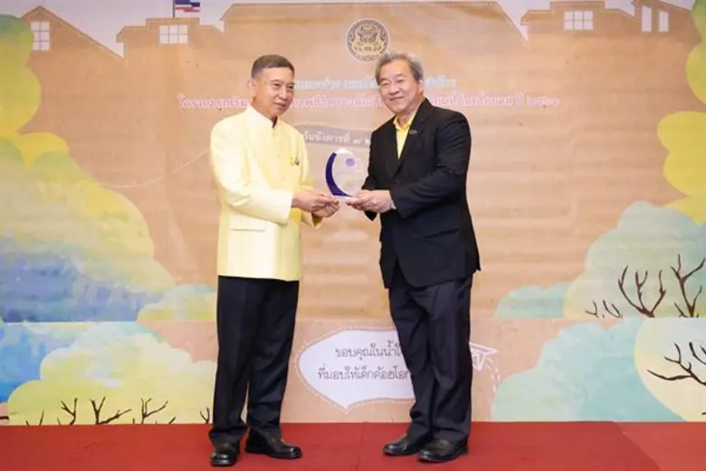 คุณอนุสรณ์ วิมลอนุพงษ์ (ขวา) ผู้อำนวยการส...