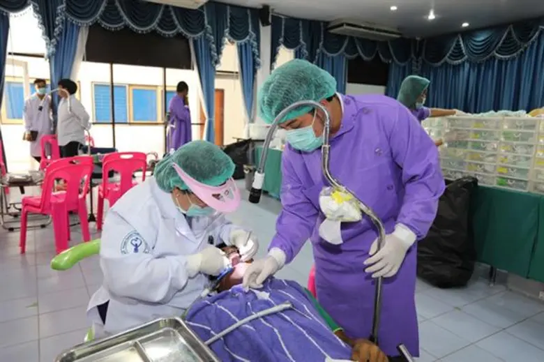 “สุขภาพดีใต้ร่มพระบารมี” หน่วยรถทันตกรรมเคลื่อนที่ฯ ร่วมส่งมอบสุขภาพฟันดีแก่เด็กนราธิวาส