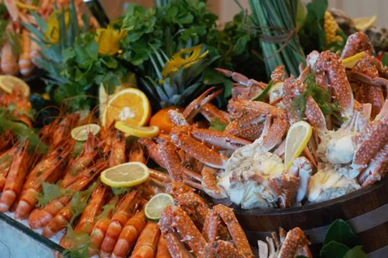 ห้องอาหารสกายไลน์ ณ โรงแรมอวานี พลัส ริเว...