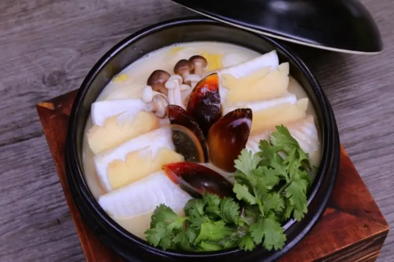 Fish Soup and Shrimp Dumplings with Coriander at Liu Chinese Restaurant in Conrad Bangkok	