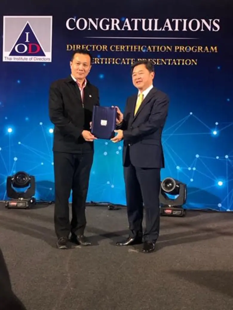 ดร.วิกร ภูวพัชร์ (ซ้าย) ประธานเจ้าหน้าที่...