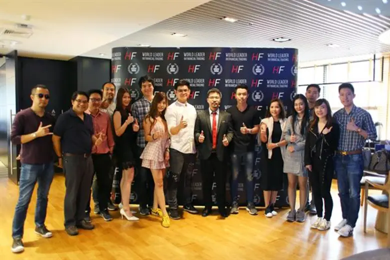 นายณพวีร์ พุกกะมาน (กลาง) ผู้จัดการส่วนภู...