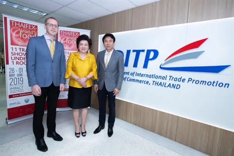 นางสาวบรรจงจิตต์ อังศุสิงห์ (กลาง) อธิบดี...