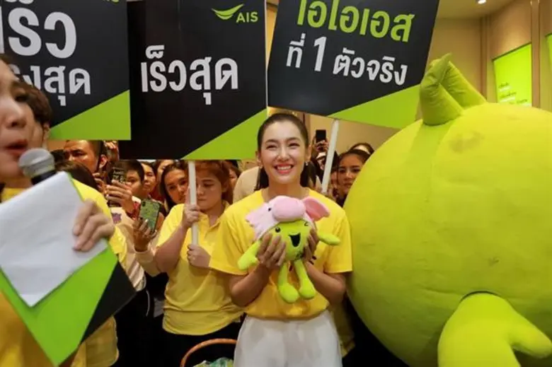 2 ศิลปินสุดฮอตขวัญใจมหาชน นักร้องหนุ่ม เป๊ก-ผลิตโชค...